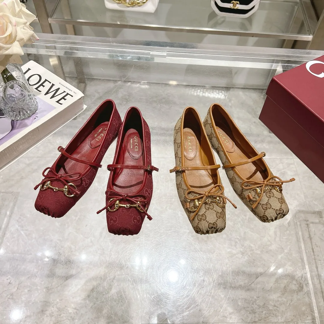 👟👟Ex-factory price 560👟👟 Gucci Horsebit series women's ballet flats. This iconic horsebit ballet flats features a square toe design and elegant bow details, paying tribute to the traditional ballet shoe style. This piece is crafted from Gucci ankh leather and embellished with a light gold-tone horsebit buckle. A 'sacchetto' construction with a soft, padded insole provides a great fit. ✅Size: 35-42 (customized for 40-42) ✅Sole material: Imported Italian genuine leather sole ✅Packaging: Brand new red box packaging